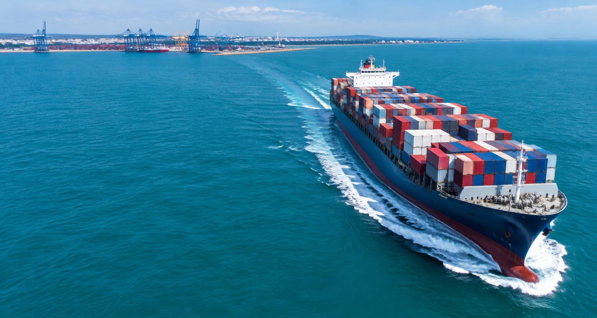 Illustration : porte-conteneurs en approche d’un port commercial